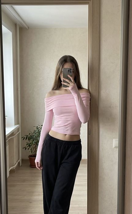 Лонгслів зі спущеними плечима в стилі coquette