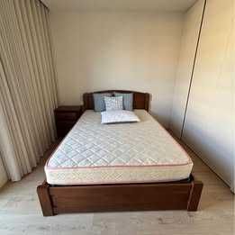 Cama casal e mesa de cabeceira