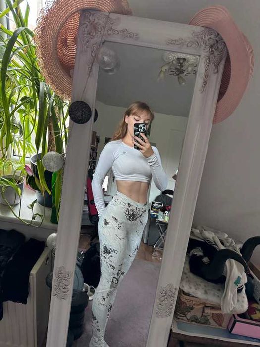 Białe marmurkowe legginsy gymshark S