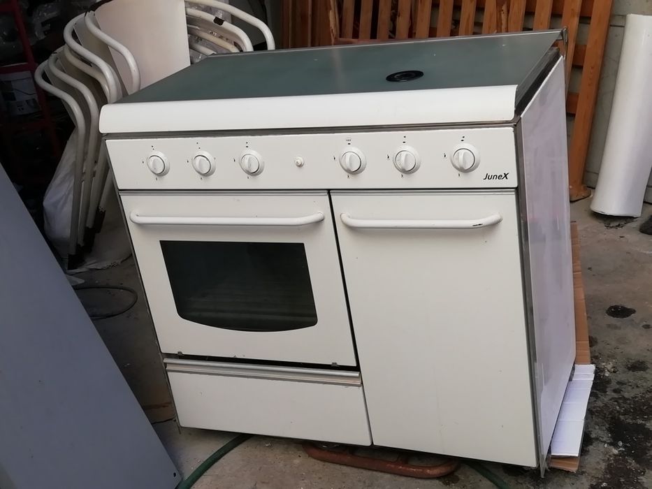 Sofá em pele, 250eu. Aparador mais mesa extensível 600eu. Cadeiras 30e