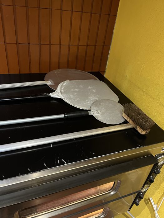 Forno de Pizza (90 × 80 × 60 cm (L × P × A)) + Eqipamentos + Suporte