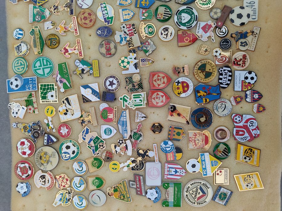 Pins de clubes de futebol da Suiça