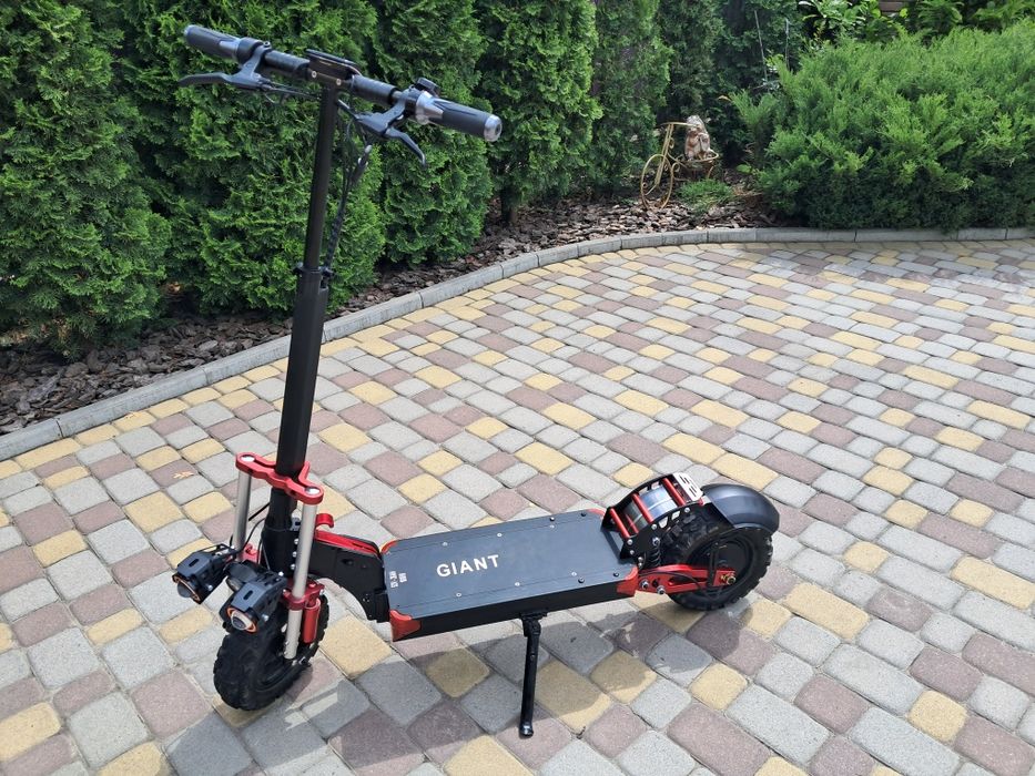 Електросамокат GIANT Outlander M11