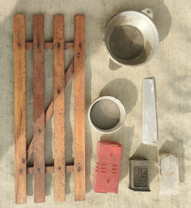 Пчеловодческий инвентарь , остатки от пасеки