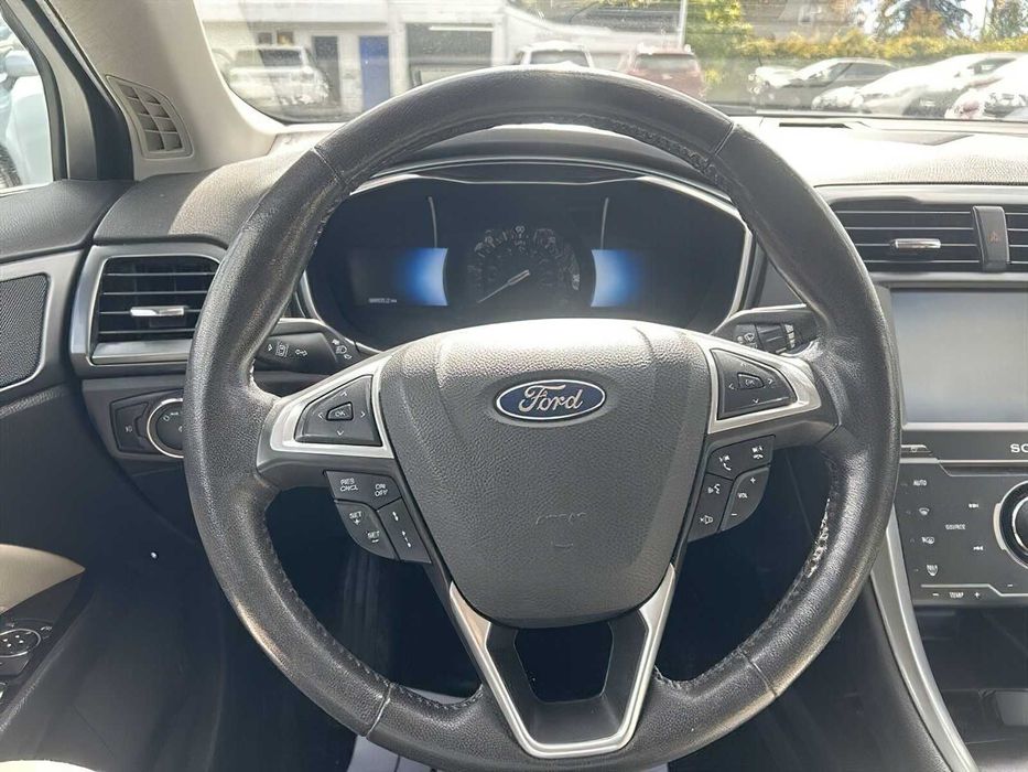 Ford Fusion Titanium Hybrid      2014