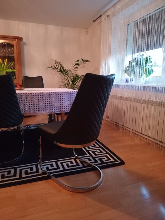 Stół oraz 8 krzeseł