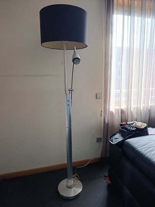 Candeeiro de pé com 3 pontos de luz