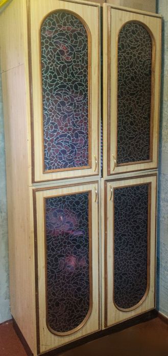 Добротный шкаф для одежды