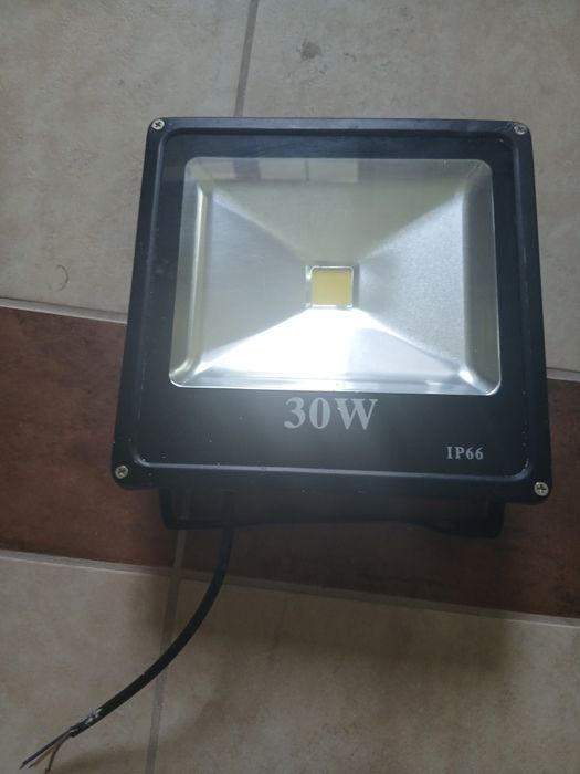 Lampa Naświetlacz LED 30W Zewnętrzna Wewnętrzna