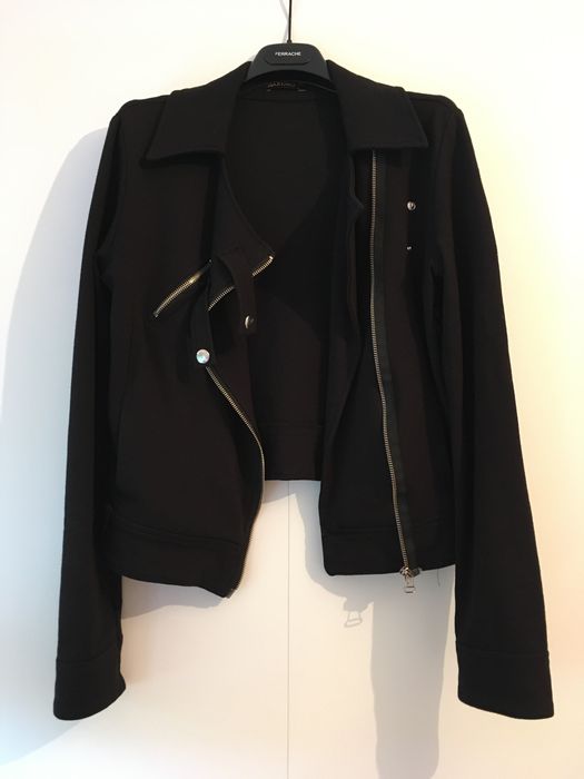 Casaco preto com bolsos