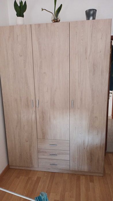 Cama sommier e duas mesas de cabeceira o conjunto. Roupeiro. Máquina de lavar roupa e Sofá articulado.