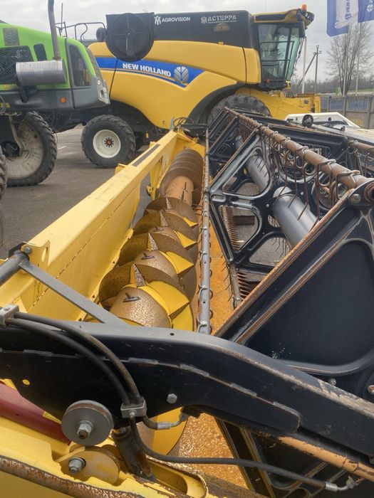 Продам жатку NewHolland 7,3 m vario