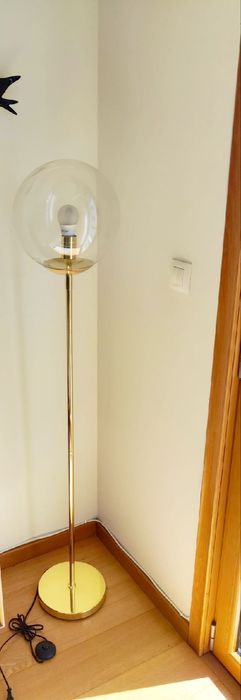 Candeeiro de pé, globo de vidro,  metal dourado e vidro, com 152 alt 3