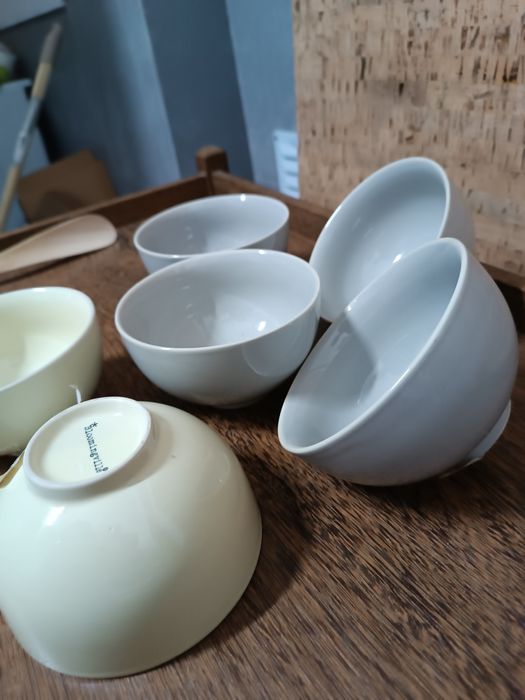 Conjunto de taças cinza e amarelo