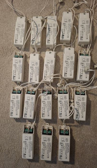 Lote iluminação GU5.3 / MR16 – 18 transformadores OSRAM + lâmpadas halogéneo e LED