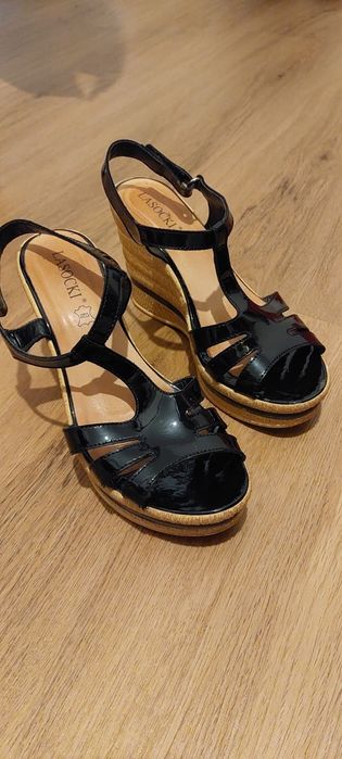Buty na koturnie