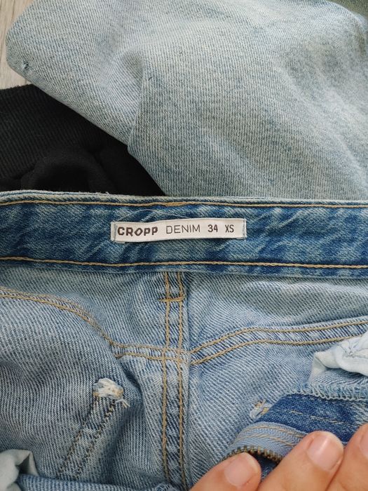 Jeansy Cropp z szerokimi nogawkami XS