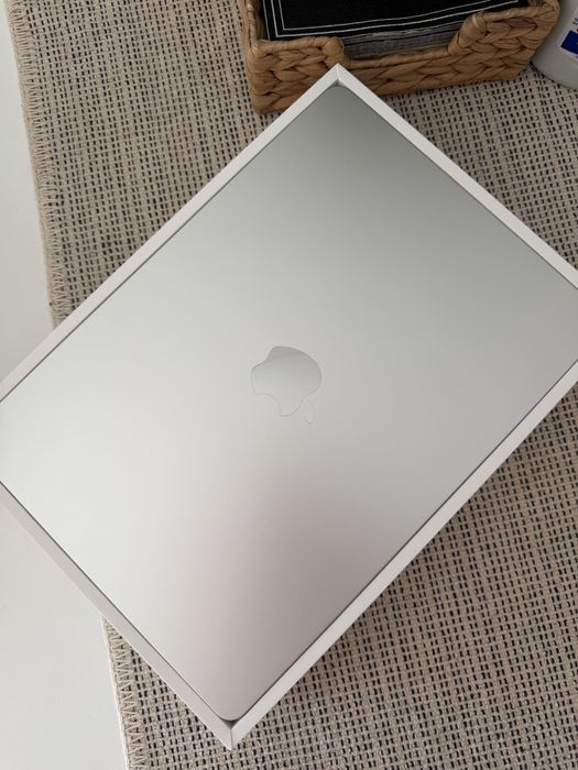 Macbook Air 13,6” 512 GB 16 RAM silver