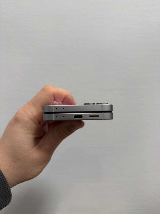 Продам Samsung Galaxy Flip6 12/256GB Silver