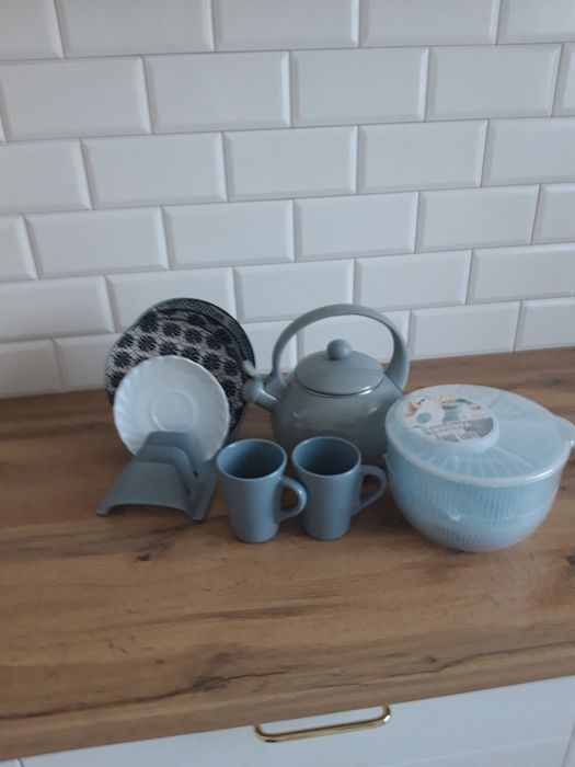 Czajnik, kubki, osuszacz i stojak .