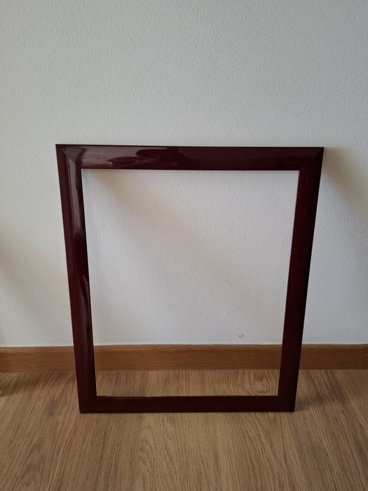 Moldura bordeaux de madeira usada
