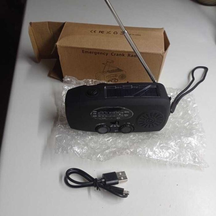 Радіоприймач з роторною та сонячною зарядкою + ліхтар, повербанк