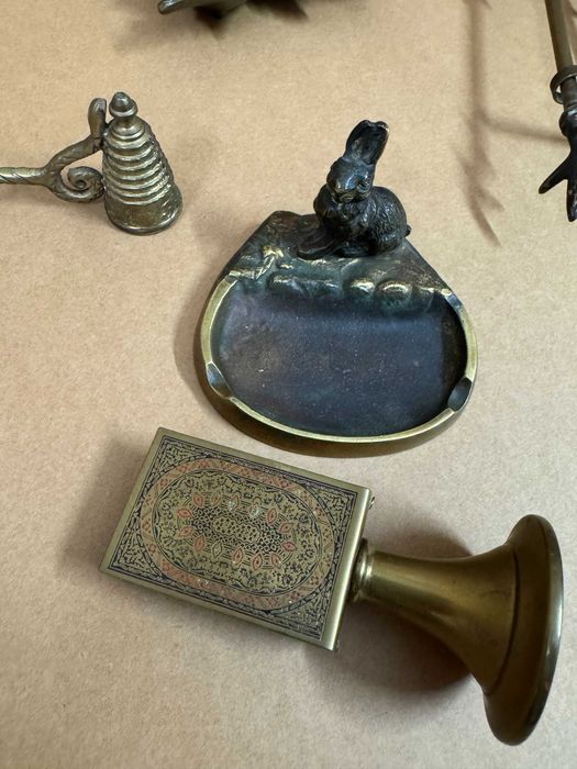 Różne ozdobne wyroby z mosiądzu