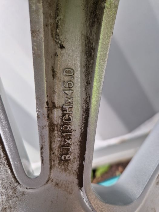 Felgi Aluminiowe koła z oponami Pirelli 245/40/R19 Jaguar Xf X260