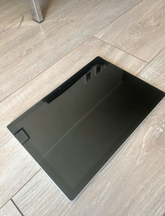 Laptop / Tablet - Microsoft Surface Pro 6 • i7 • 16 GB RAM • 1 TB SSD