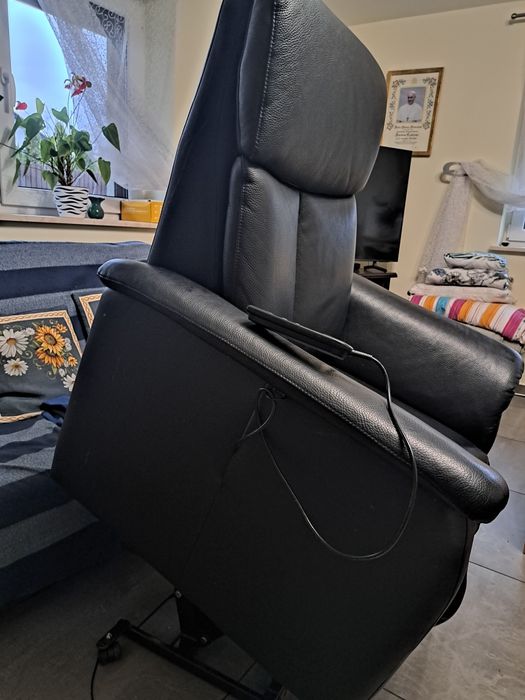 Fotel pionizujący skórzany czarny wyrzutnia- ułatwiający wstawanie