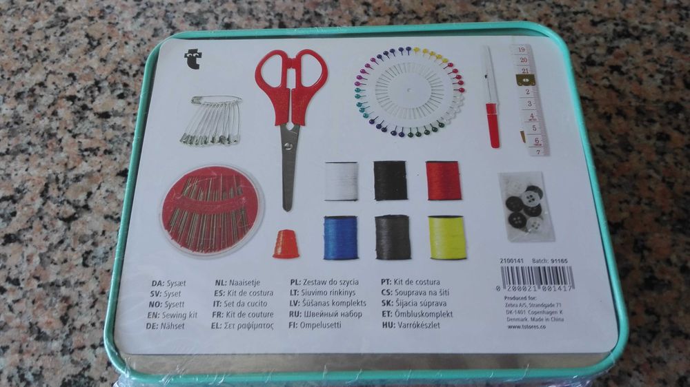 Caixa de costura metálica ainda selada