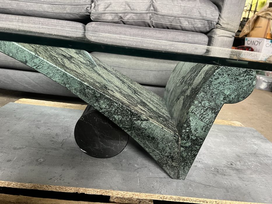 Stolik szklany na podstawie marmurowej