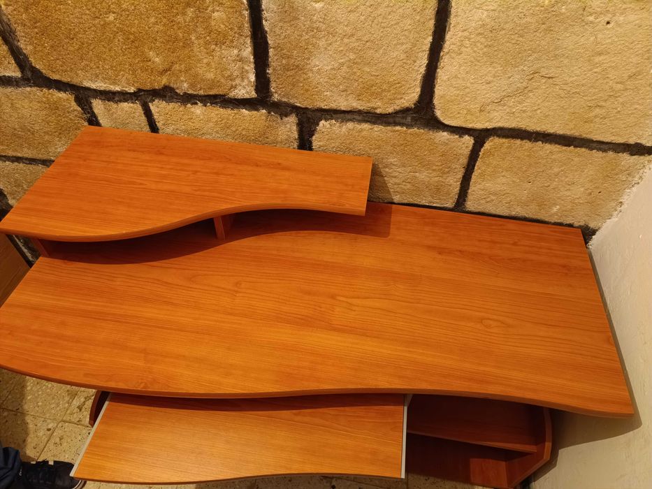 Secretária; Mesa para estudo