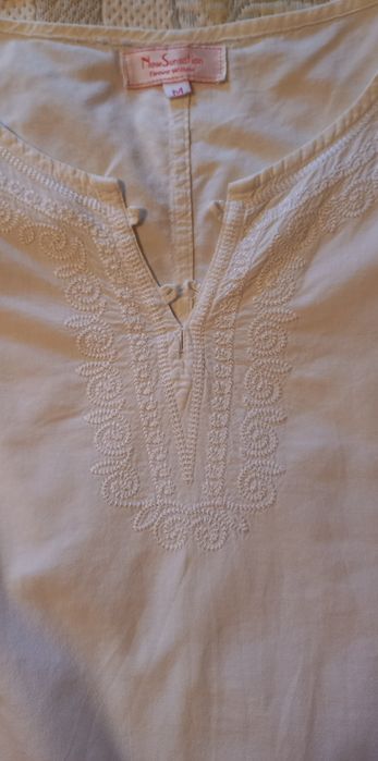 2 Blusas, 1 branca de algodão tipo túnica, outra laranja, ambas cavas