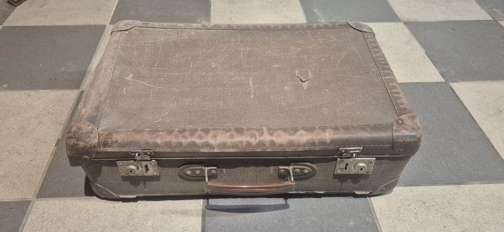 Cztery stare walizki