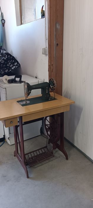 Máquina costura antiga , tem mais 100 anos