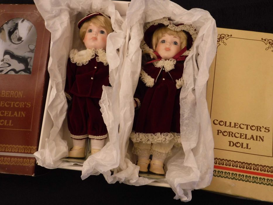 Lalki porcelanowe 2 sztuki  w pudełkach