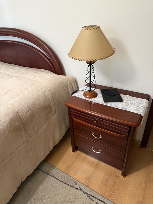 Mobilia de quarto completa (cama, mesas de cabeceira e movel)