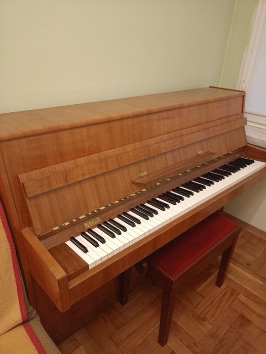 Pianino Legnica z regulowanym siedziskiem