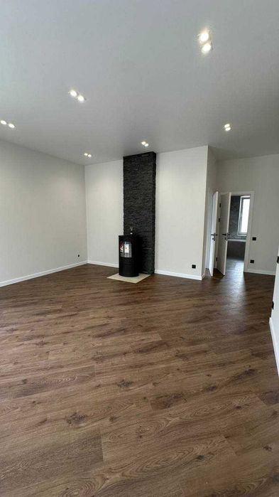 Будинок з сучасним ремонтом, каміном і ділянкою 4 сотки