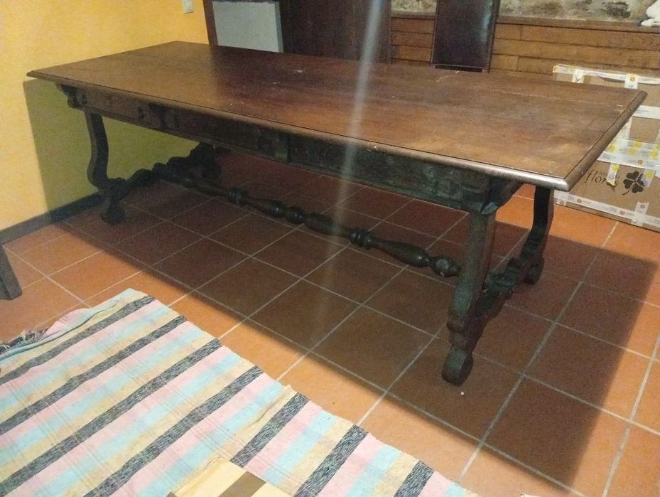 Mesas antigas. 1 secretária.  1 de jantar. 1 de centro.