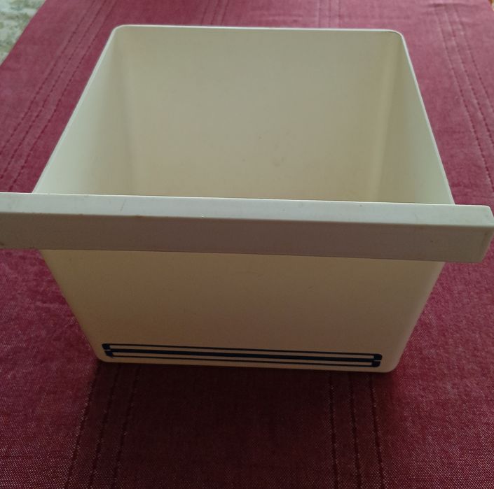 Полички на дверцята холодильника.