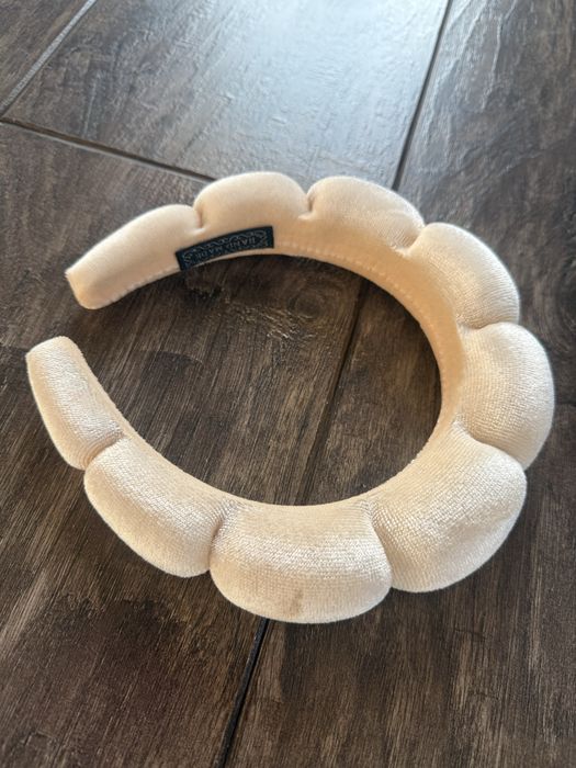 Opaska na włosy headband chmurka beżowa beige makijaż makeup zamsz