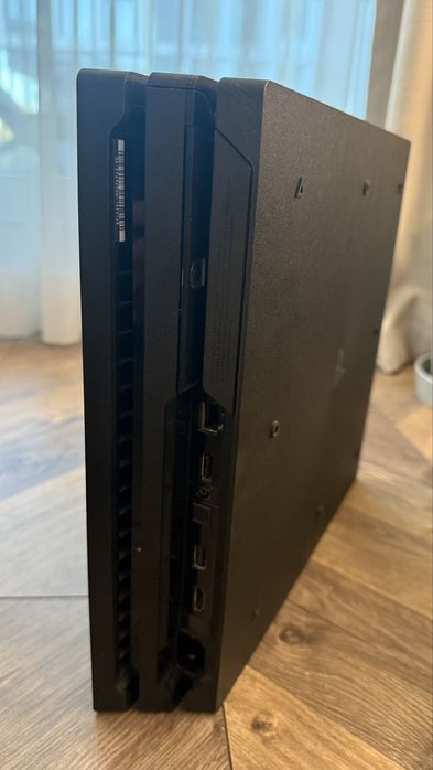 Sony PlayStation 4 Pro PS4 Pro 1TB + pad + God of War
