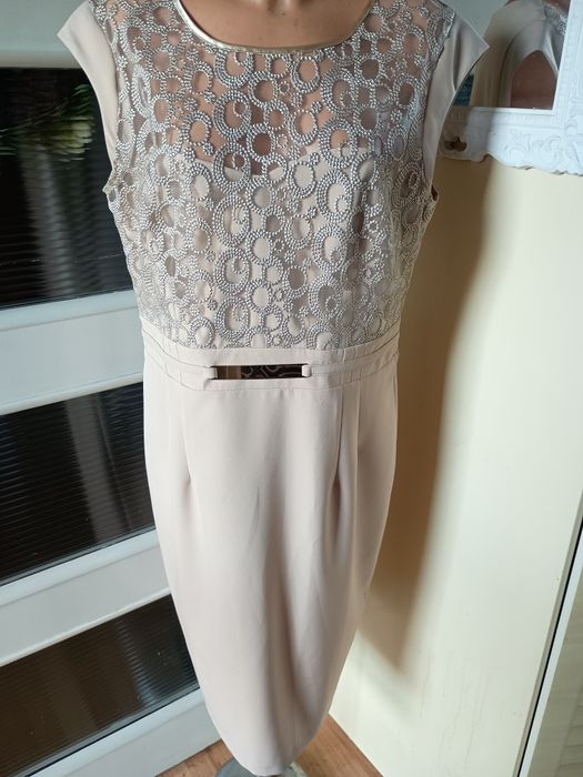 Elegancka sukienka z koronkową wstawką