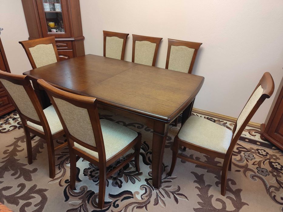 Stół drewniany z krzesłami