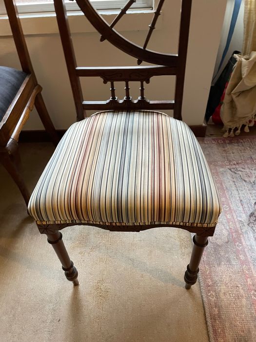 4 cadeiras com espaldar em lira antigas e estufada com tecido Missoni