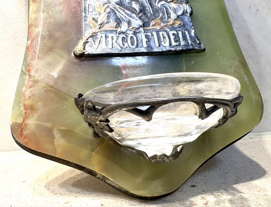 Fantástica antiga  Pia de Água Benta Arte Nova francesa “Virgo Fidelis” com banho em prata parcialmente dourada sobre alabastro verde