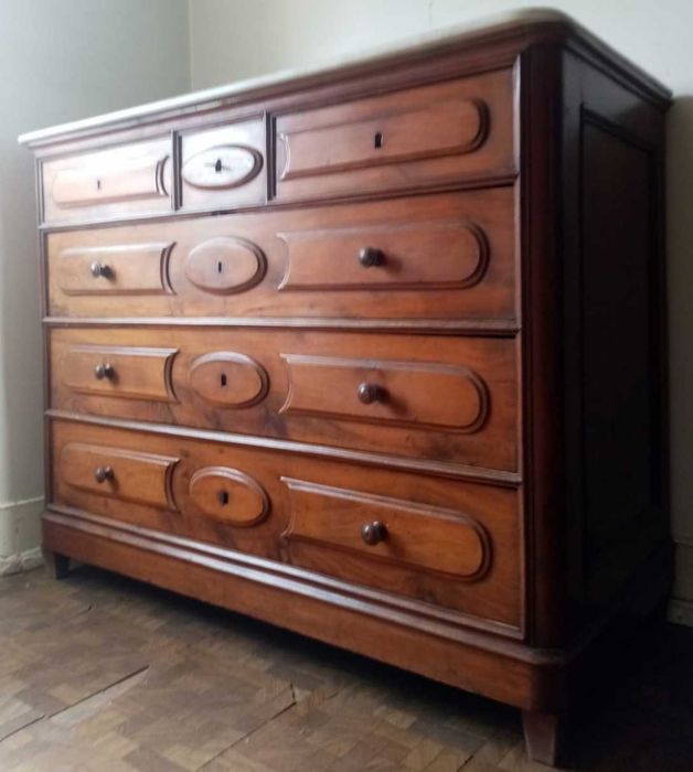 cómoda alta com cerca de 100 anos, em muito bom estado