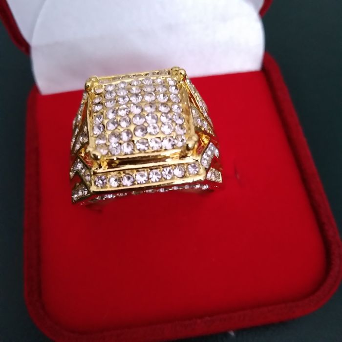 Sygnet męski koloru złotego bogato zdobiony cyrkoniami